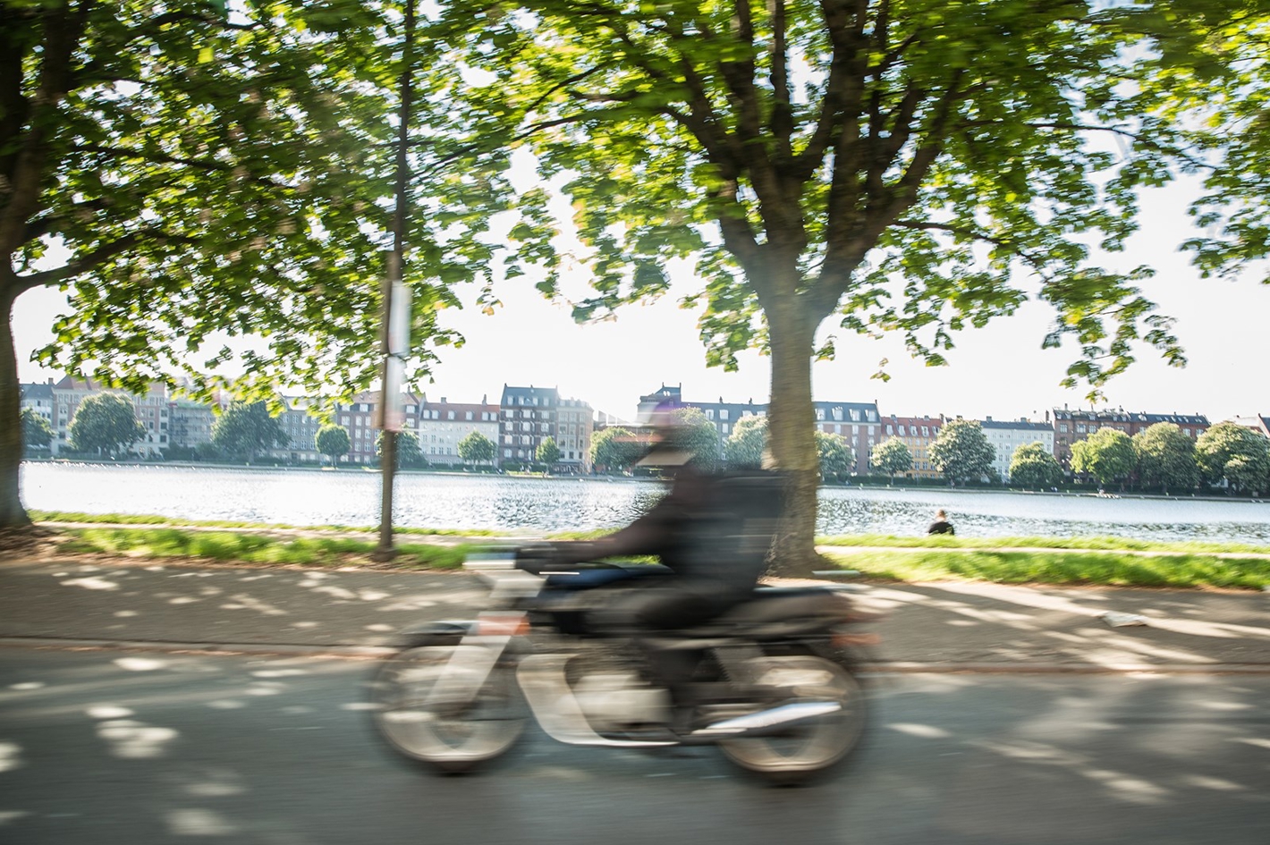 Motorcykel i fart ved søerne i København